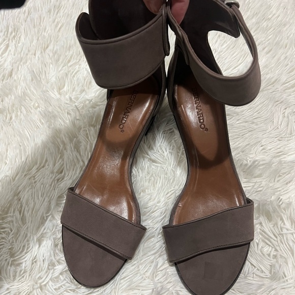 Bernardo Block Heel sandal - size 9.5 - Picture 2 of 8